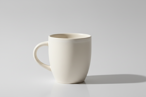 Taza de cerámica - Fondo blanco minimalista